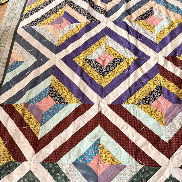 Patchwork Quilt with Multicolor Design - Picture 5 of 6